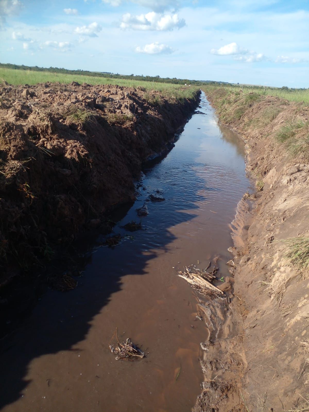 Corte de terra em obra de infraestrutura