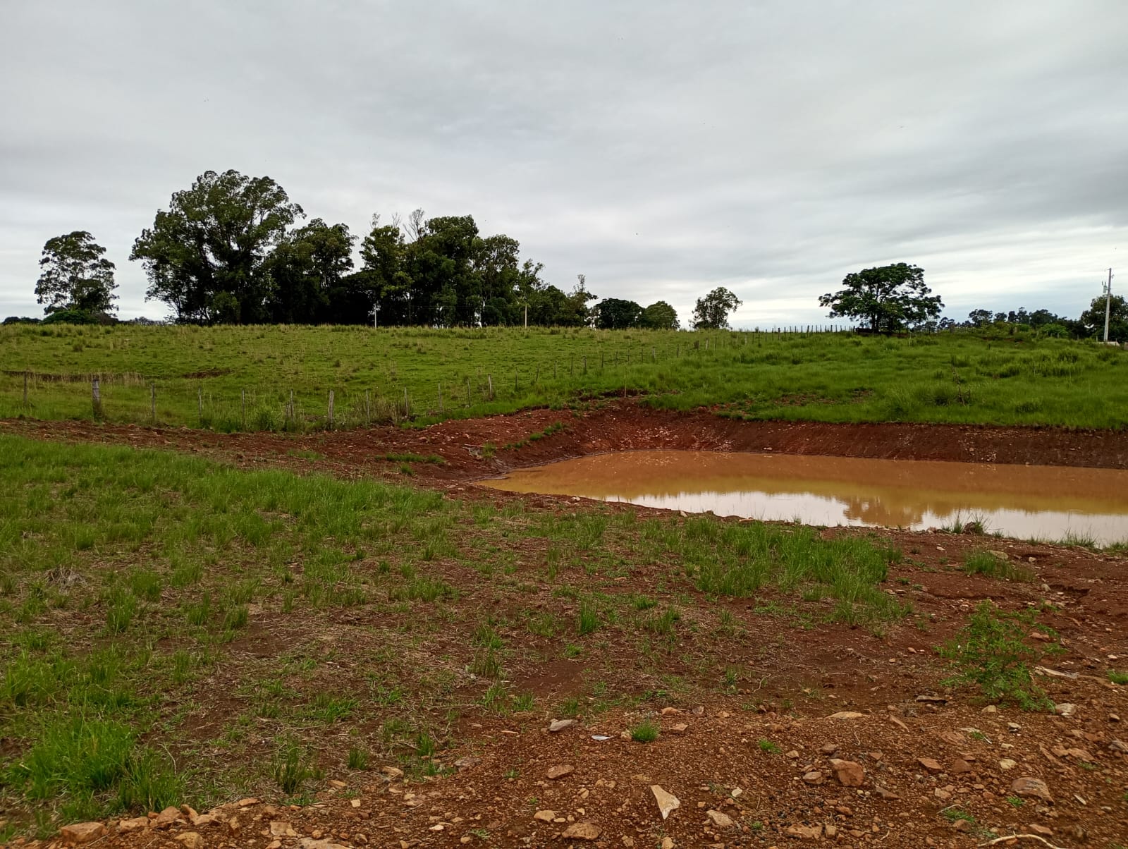 Serviço de terraplanagem em terreno rural